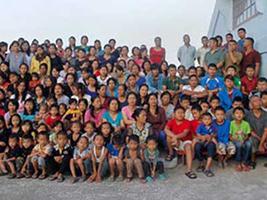 Η μεγαλύτερη οικογένεια του κόσμου με 181 μέλη σε σπίτι 100 δωματίων! - Φωτογραφία 1