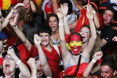 ΣΤΟ ΠΟΔΙ ΟΛΗ ΝΥΧΤΑ Η ΙΣΠΑΝΙΑ! (VIDEOS & PHOTOS)