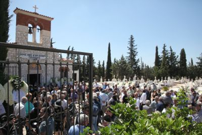 Το τελευταίο αντίο στον μεγάλο Θύμιο Καρακατσάνη - Φωτογραφία 3