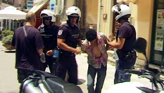 Κάτοικοι καταδιώκουν και συλλαμβάνουν λαθρομετανάστη-κλέφτη στο κέντρο της Κέρκυρας[ΒΙΝΤΕΟ] - Φωτογραφία 1