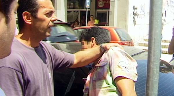 Κάτοικοι καταδιώκουν και συλλαμβάνουν λαθρομετανάστη-κλέφτη στο κέντρο της Κέρκυρας[ΒΙΝΤΕΟ] - Φωτογραφία 2