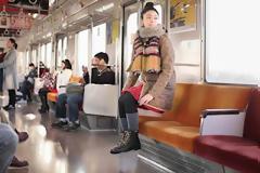 Η κοπέλα που αιωρείται (Photos)