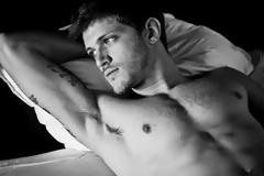 ΔΕΙΤΕ: Τ.ΠΡΩΤΟΠΑΠΠΑΣ: Ζει τον έρωτά του... στην ξαπλώστρα