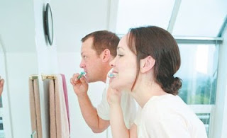 Επτά κακές συνήθειες που χαλάνε τα δόντια - Φωτογραφία 1