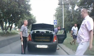 Αν πάτε Ρωσία μην τολμήσετε ποτέ να κλείσετε με το αμάξι σας ταξιτζή... Δείτε το γιατί! [Video] - Φωτογραφία 1