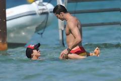 ΤΑ ΠΑΙΧΝΙΔΙΑ ΤΟΥ ΡΟΝΑΛΝΤΟ ΜΕ ΤΗΝ ΙΡΙΝΑ (PHOTOS)