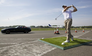 O Coulthard πιάνει με 286 χλμ/ώρα μπάλα του γκολφ με μία Mercedes SLS [video] - Φωτογραφία 1