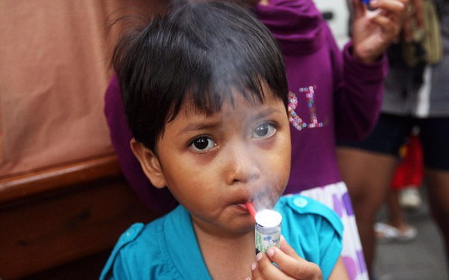 Τρίχρονοι «καπνιστές» στην Ινδονησία - Φωτογραφία 2