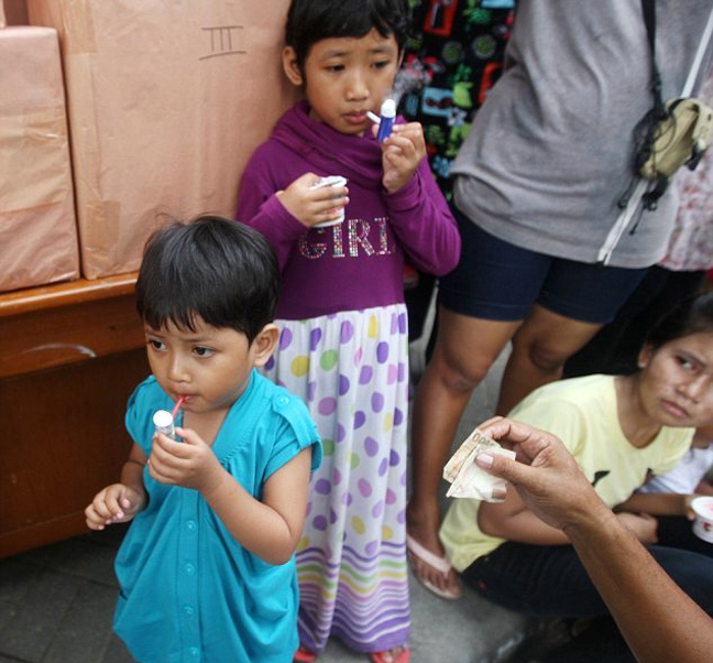 Τρίχρονοι «καπνιστές» στην Ινδονησία - Φωτογραφία 4