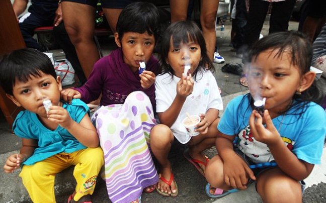 Τρίχρονοι «καπνιστές» στην Ινδονησία - Φωτογραφία 5