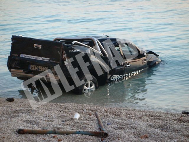 ΔΕΙΤΕ: Αυτοκίνητο βούτηξε σε πολυσύχναστη πλαζ στη Λευκάδα! - Φωτογραφία 10