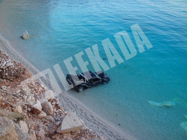ΔΕΙΤΕ: Αυτοκίνητο βούτηξε σε πολυσύχναστη πλαζ στη Λευκάδα! - Φωτογραφία 2