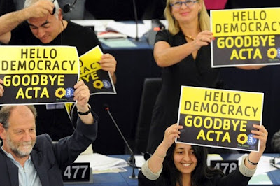 Το Ευρωκοινοβούλιο απέρριψε τη συνθήκη ACTA - Φωτογραφία 1