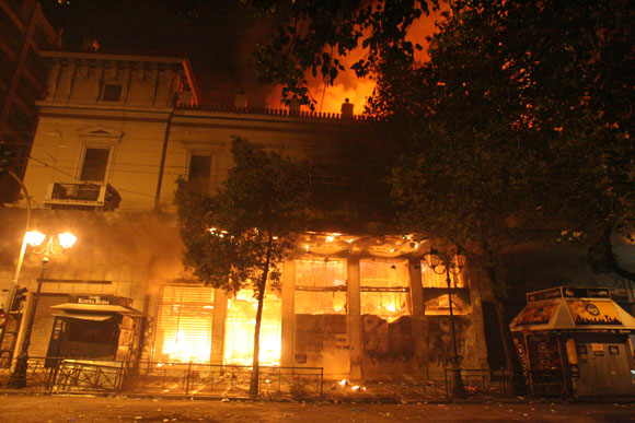 Ταυτοποιήθηκαν 28 δράστες για τις λεηλασίες και το “ολοκαύτωμα” του Φεβρουαρίου στο κέντρο της Αθήνας - Φωτογραφία 1