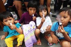 Τρίχρονοι «καπνιστές» στην Ινδονησία