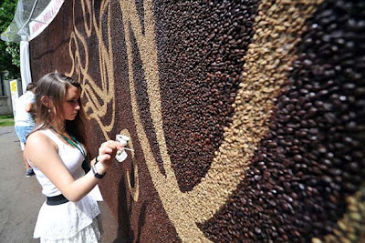 Το μεγαλύτερο μωσαϊκό στον κόσμο από 1 εκατομμύριο κόκκους καφέ! - Φωτογραφία 3