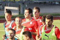 ΕΡΥΘΡΟΛΕΥΚΑ ΧΑΜΟΓΕΛΑ ΣΤΗΝ «ΠΡΩΤΗ» (PHOTOS)