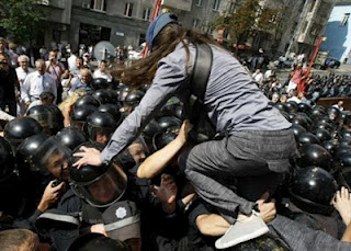 Συγκρούσεις διαδηλωτών-αστυνομίας στο Κίεβο για νόμο που προωθεί τη ρωσική γλώσσα - Φωτογραφία 1