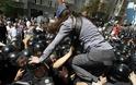 Συγκρούσεις διαδηλωτών-αστυνομίας στο Κίεβο για νόμο που προωθεί τη ρωσική γλώσσα
