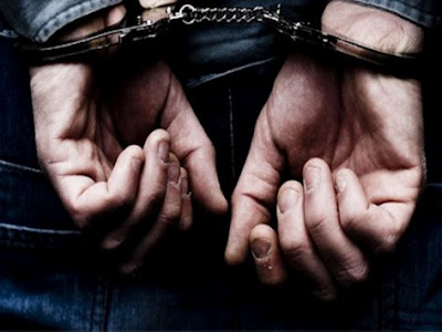 Σύλληψη εφοριακού στην ΔΟΥ Ηλιούπολης - Φωτογραφία 1