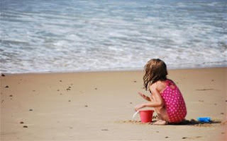 Το παιδί στον ήλιο και στη θάλασσα - Φωτογραφία 1