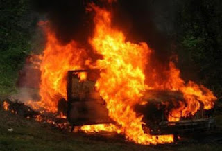 Πάτρα: Αυτοκίνητο πήρε φωτιά στην Ηρώων Πολυτεχνείου- Από θαύμα σώθηκαν οι επιβάτες - Φωτογραφία 1