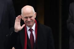 ΒΟΛΕΥΕΙ ΑΚΟΜΑ ΚΟΣΜΟ ΣΤΟ ΔΗΜΟΣΙΟ Ο ΤΡΕΛΟΣ ΜΕ ΤΟ ΚΟΚΚΙΝΟ ΚΑΣΚΟΛ...