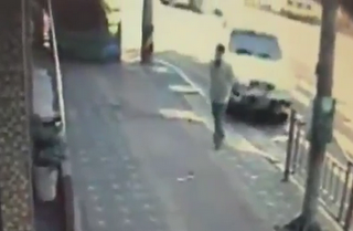 Δείτε ένα σοκαριστικό βίντεο όπου μια γυναίκα οδηγός χτυπάει έναν άντρα με το αμάξι της [Video] - Φωτογραφία 1