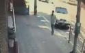 Δείτε ένα σοκαριστικό βίντεο όπου μια γυναίκα οδηγός χτυπάει έναν άντρα με το αμάξι της [Video]