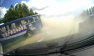 Τρομακτικό τρακάρισμα με σύγκρουση δύο αυτοκινήτων και ενός λεωφορείο! [Video] - Φωτογραφία 1