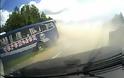 Τρομακτικό τρακάρισμα με σύγκρουση δύο αυτοκινήτων και ενός λεωφορείο! [Video]