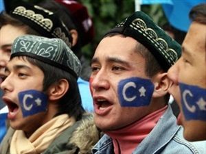 Κινεζική επίδειξη δύναμης στους Ουιγούρους - Φωτογραφία 1