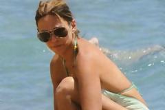 ΔΕΙΤΕ: Με καυτό μαγιό στην παραλία η Έλλη Κοκκίνου!