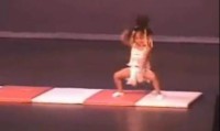 VIDEO: Πιτσιρίκα χορεύει σε σχολική παράσταση και ξετρελαίνει! (ΜΗΝ ΤΟ ΧΑΣΕΤΕ) - Φωτογραφία 1