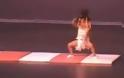VIDEO: Πιτσιρίκα χορεύει σε σχολική παράσταση και ξετρελαίνει! (ΜΗΝ ΤΟ ΧΑΣΕΤΕ)