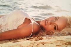 Δ. ΝΟΜΙΚΟΥ: Η... Θεϊκή φωτογράφιση στην παραλία!