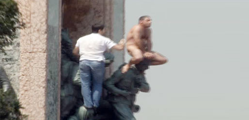 VIDEO: Ανέβηκε γυμνός στο άγαλμα του Ατατούρκ - Φωτογραφία 2