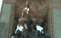 VIDEO: Ανέβηκε γυμνός στο άγαλμα του Ατατούρκ
