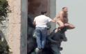VIDEO: Ανέβηκε γυμνός στο άγαλμα του Ατατούρκ - Φωτογραφία 2