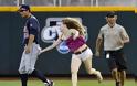17χρονη χουφτώνει παίκτες του μπέιζμπολ (photos+video)