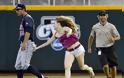 17χρονη χουφτώνει παίκτες του μπέιζμπολ (photos+video) - Φωτογραφία 3