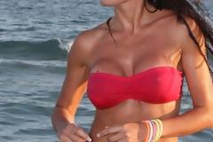 ΔΕΙΤΕ: Πασίγνωστο εγχώριο μοντέλο με βρεγμένο διάφανο μαγιό...