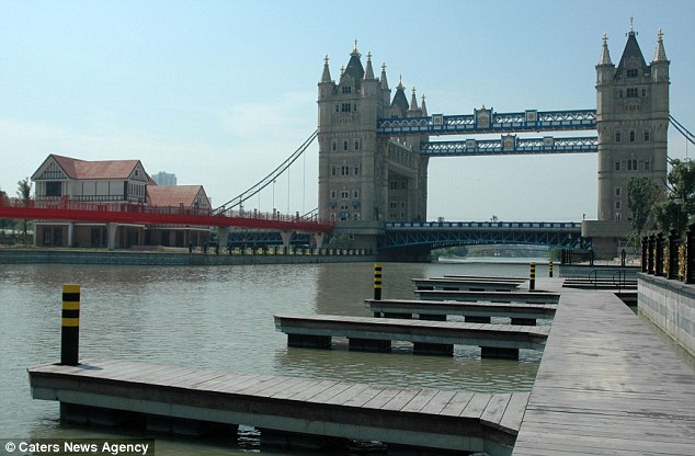 ΔΕΙΤΕ: Oι Κινέζοι έκλεψαν τη Γέφυρα του Λονδίνου - Φωτογραφία 4