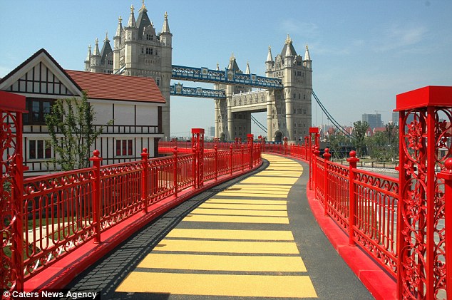 ΔΕΙΤΕ: Oι Κινέζοι έκλεψαν τη Γέφυρα του Λονδίνου - Φωτογραφία 5