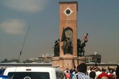 Γυμνός αγκαλιά με τον Κεμάλ και... λιντσάρισμα (Φώτο + Βίντεο)