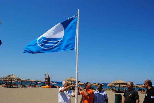 Γαλάζιες σημαίες σε παραλίες της Αττικής - Φωτογραφία 1