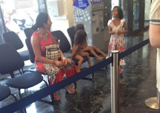 ΑΠΙΣΤΕΥΤΟ: Γυμνά παιδιά μέσα σε τράπεζα στη Θεσσαλονίκη! (ΦΩΤΟ) - Φωτογραφία 1