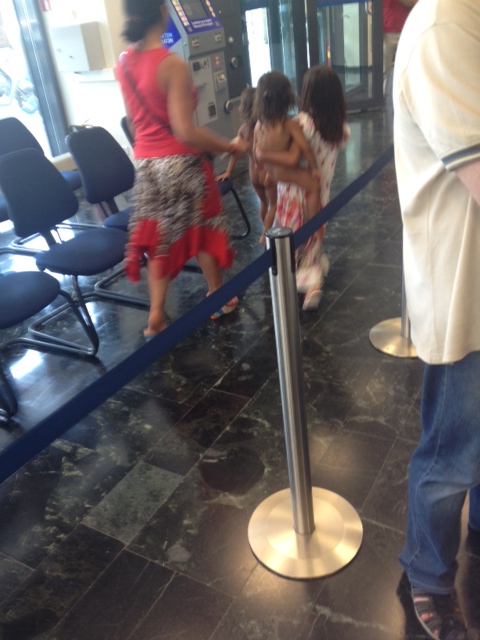 ΑΠΙΣΤΕΥΤΟ: Γυμνά παιδιά μέσα σε τράπεζα στη Θεσσαλονίκη! (ΦΩΤΟ) - Φωτογραφία 2