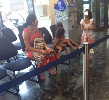ΑΠΙΣΤΕΥΤΕΣ ΦΩΤΟ: Γυμνά παιδιά μέσα σε τράπεζα στη Θεσσαλονίκη! - Φωτογραφία 1