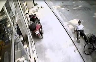 Βίντεο ΣΟΚ - Επίτεθενται και ληστεύουν ηλικιωμένο στην Αλεξάνδρεια - Φωτογραφία 1